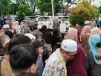 Ratusan-jemaah-haji-saat-tiba-di-Halaman-Masjid-Agung-Barabai.jpg