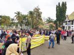 Ratusan-warga-Desa-Gunungraja-demo-di-Kantor-Bupati-Tanah-Laut-Tala-Senin-09102023.jpg