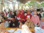 Ratusan-warga-antre-menunggu-panggilan-pencairan-BLT.jpg