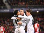 Real-Madrid-Kylian-Mbappe-dan-rekannya-Arda-Guler-memeluk-rekannya.jpg