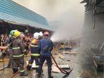 Relawan-Damkar-memadamkan-api-yang-menghanguskan-26-toko-dan-kios-di-Pasar-Taibah.jpg