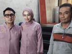 Reza-Gladys-bersama-suami-dan-kuasa-hukumnya-di-Polda-Metro-Jaya-Senin.jpg