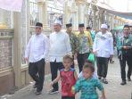 Rombongan-Pj-Bupati-disambut-pemimpin-POnpes-Darul-Amien-Desa-Teluk-Labak.jpg
