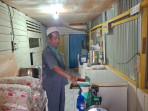 Rumah-UKM-Mitra-Idaman-Muhammad-Arifin-memoerlihatkan-ruangan-produksi-Amplang-Idaman1.jpg