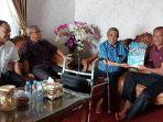 Rusdi-Effendi-AR-dan-H-Sukamta-memperlihatkan-sertifikat-kepemilikan-lahan-untu-alkah.jpg