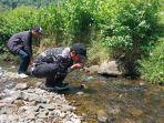 SEGAR-Wisatawan-lokal-mencuci-muka-di-sungai-alami-di-Lembah-Bajuin.jpg