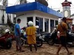 SEJUMLAH-warga-memanfaatkan-ATM-Bank-Kalsel-Cabang-Tala.jpg