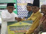 SEKDATala-H-Dahnial-Kifli-menyerahkan-bantuan-dana-hibah.jpg