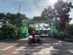 SEORANG-pengendara-melintas-di-depan-SDN-Pabahanan.jpg