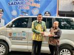 SERAHKAN-SIMBOLIS-Kepala-BPKPAD-Banjar-Achmad-ZulS.jpg