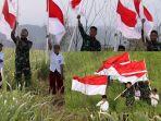 SIswa-SDN-Malilingan-saat-mendaki-puncak-bukit-di-Dusun-Paniungan.jpg