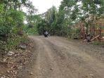 Salah-satu-kondisi-jalan-menuju-Desa-Batu-Ampar-Kecamatan-Piani.jpg