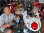Salah-satu-mekanik-usai-menguras-isi-Pertalite-pada-sepeda-motor-milik-Gina.jpg