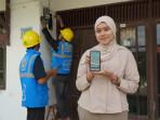 Salah-satu-pelanggan-memperlihatkan-aplikasi-PLN-Mobile.jpg