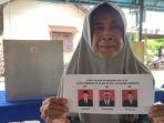 Salah-seorang-warga-menunjukkan-surat-sudah-pemilihan-Ketua-RT.jpg