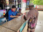 Salah-seorang-warga-yang-sedang-membeli-tiket-kapal-laut-di-Pelabuhan-Trisakti-Banjarmasin-asdf.jpg