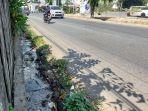 Saluran-drainase-tersumbat-air-limbah-bercampur-sampah-di-Jalan-Kebun-Karet.jpg