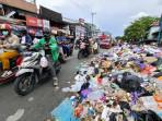 Sampah-meluber-di-TPS-liar-Kuripan.jpg