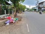 Sampah-terlihat-menumpuk-di-Jalan-Jenderal-Sudirman-Tibung-Kandangan.jpg