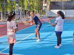 Samsul-Bahri-melatih-anak-asuhnya-bermain-tenis-di-Lapangan.jpg