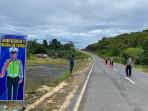 Satlantas-Polres-Tanahbumbu-pasang-rambu.jpg