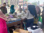 Satpol-PP-mendatangitempat-menjual-makanan-di-Batu-Piring-Balangan-kalsel-Selasa-04042023.jpg
