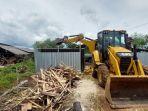 Satu-armada-alat-berat-saat-melakukan-pembongkaran-terhadap-peternakan-babi.jpg