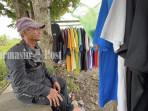 Satu-pejual-pakaian-bekas-yang-kerap-disapa-Kai-saat-menunggu-pembeli-di-lapakn.jpg