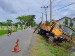 Satu-unit-truk-pemancang-tiang-listrik-terguling-di-Jalan-AIS-Nasution-122.jpg