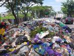 Sebagian-badan-Jalan-Lingkar-Dalam-Selatan-Kota-Banjarmasin-tertutup-sampah.jpg