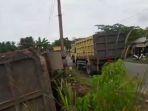Sebuah-dump-truk-bermuatan-batu-koral-terbalik.jpg