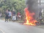 Sebuah-sepeda-motor-jenis-bebek-hangus-terbakar-di-tepi-Jalan-Transmigrasi.jpg