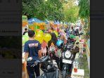 Sejumlah-instansi-peserta-Festival-Ketupat-Kandangan-menyiapkan-stannya-Jumat-122023.jpg