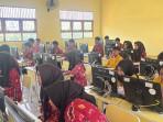 Sejumlah-siswa-SMAN-5-Banjarmasin-sedang-mengikuti-simulasi-TKA-jelang-SNBP.jpg