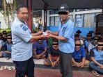 Sejumlah-warga-binaan-Rutan-Kelas-IIB-Barabai-terima-KTP-dari-Karutan-Barabai.jpg