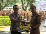 Sekda-HSS-HM-Noor-memberikan-penghargaan-dan-menyerahkan-hadiah.jpg