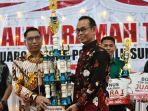 Sekda-HSS-menyerahkan-trofi-Juara-Umum-Pq1.jpg