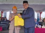 Sekda-Kabupaten-Balangan-Sutikno-menyerahkan-bantuan-kepada-veteran.jpg