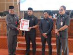 Sekda-Pemkab-Balangan-Sutikno-menyerahkan-Raperda-APBD-TA-2023.jpg