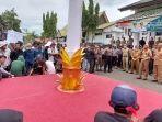 Sekda-Tala-H-Dahnial-Kifli-kanan-menemui-pendemo.jpg