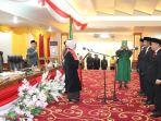 Sekda-Tapin-H-Sufiansyah-berdiri-menyaksikan-Pimpinan-DPRD-Kabupaten-Tapin.jpg
