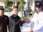 Sekda-Tapin-H-Sufiansyah-meyerahkan-SK-hibah-aset.jpg