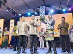 Sekda-batola-Zulkipli-Yadi-Noor-serahkan-trofi-juara-umum-ke-Sanggar-Tari-Karamunting-hss-23102023.jpg