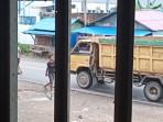 Sekelompok-pemuda-mabuk-menghadang-truk-yang-melintas-di-Tembok-Bahalang-HST.jpg