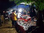 Selain-warung-kuliner-di-Pantai-Batakan-Baru-juga-ada-pedagang-aksesori.jpg