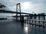 Seorang-pengunjung-berfoto-dengan-latar-jembatan-Barito.jpg