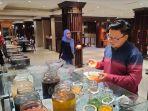 Seorang-pengunjung-meniikmari-menu-di-Swiss-Belhotel-Borneo-Banjarmasin.jpg