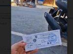 Seorang-pria-membagian-momen-berteduh-sebentat-di-RTH-Ratu-Zalekha-dapat-karcis-parkir2.jpg