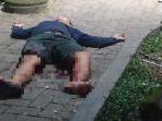 Seorang-pria-tergeletak-depan-Masjid-Agung-Al-Karomah-Martapura.jpg