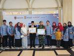 Serda-Tajuddin-Baju-Loreng-saat-menerima-penghargaan-dari-BKKBN-Kalsel.jpg